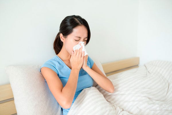 Причины, по которым при ложении в постель может закладывать нос